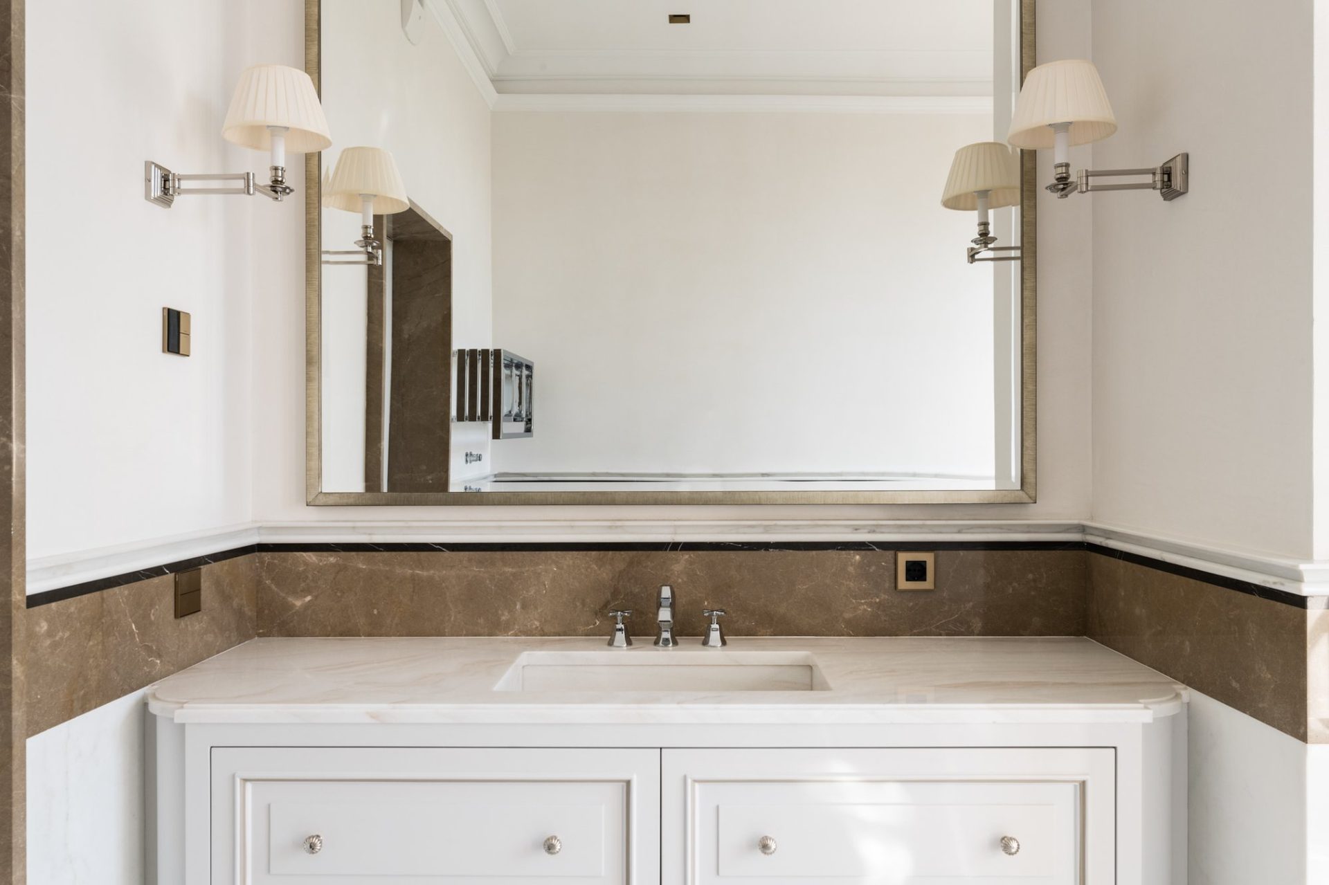 Bagno con lavabo in marmo bianco