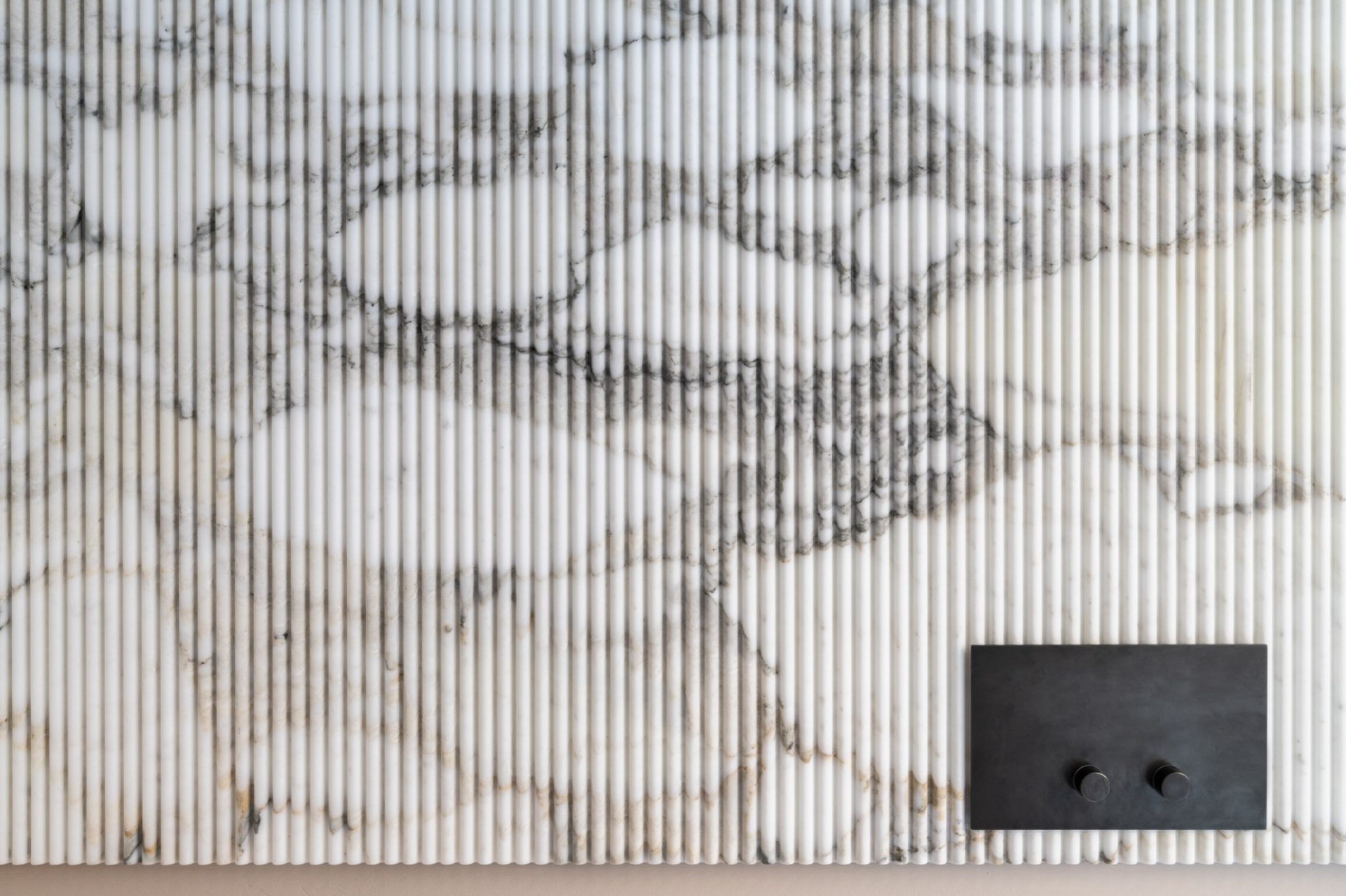 Doccia con rivestimento in marmo bianco e rosso di lusso firmato Terzi Luxury Stone