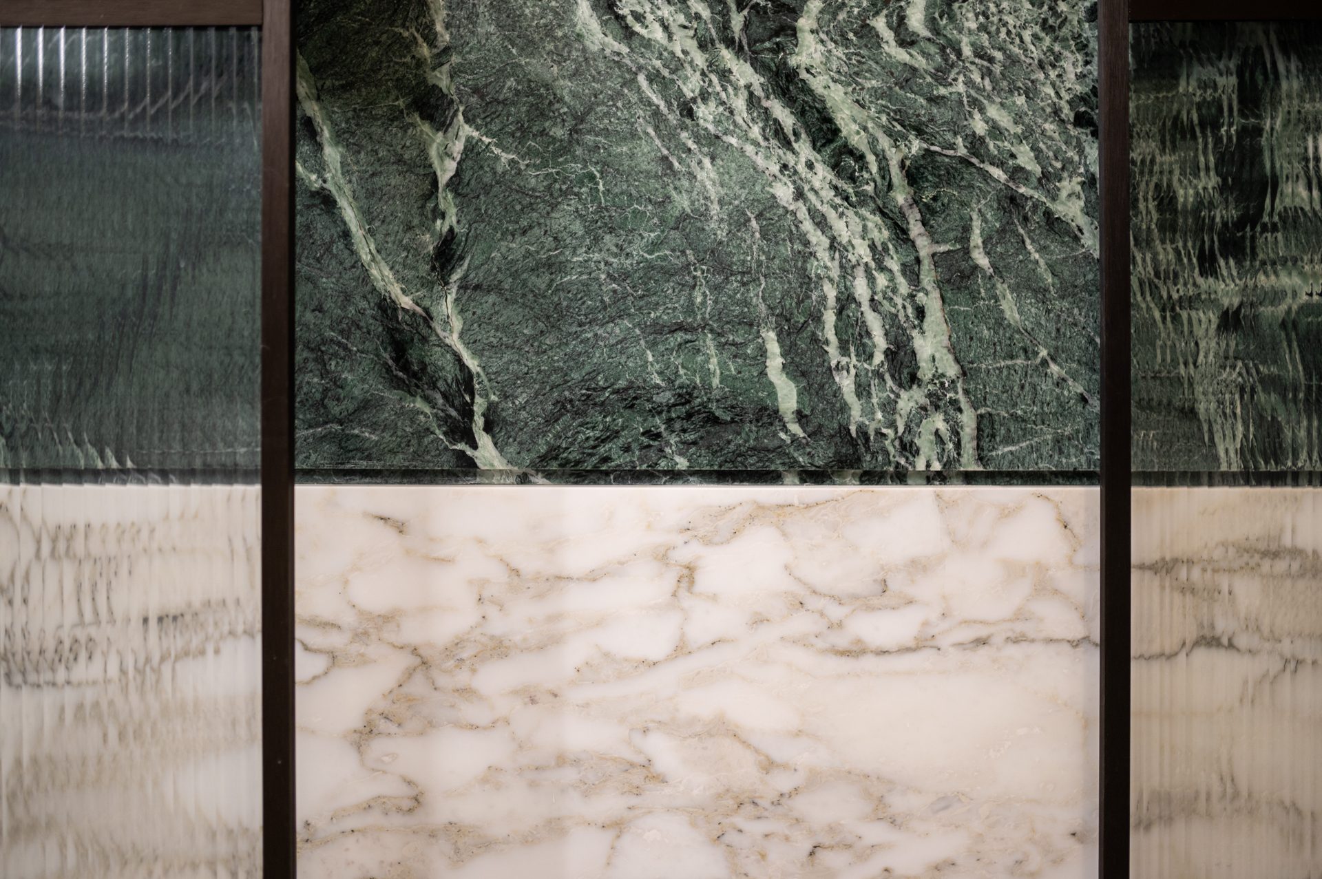 Doccia in marmo verde e bianco dal design elegante