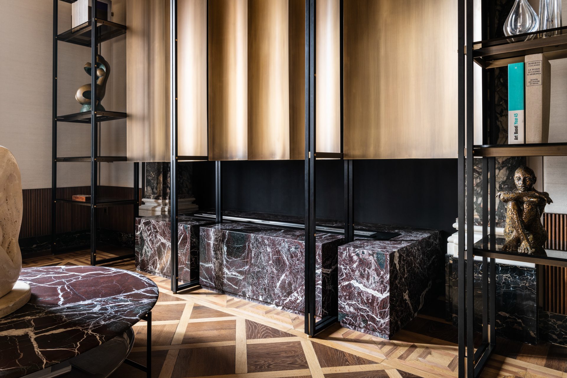 Interior design con marmo rosso Levanto, progetto firmato Terzi Luxury Stone