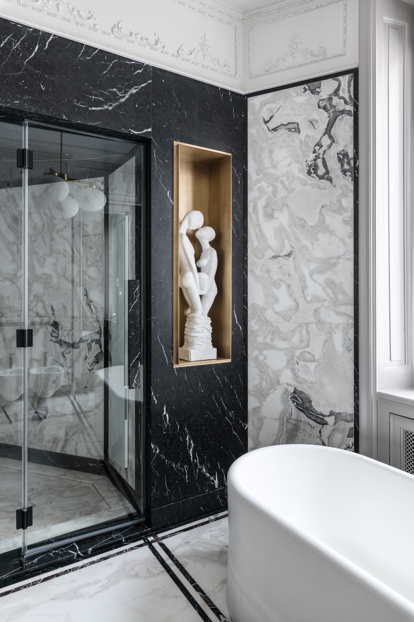 Bagno in marmo nero con vasca, eleganza e lusso