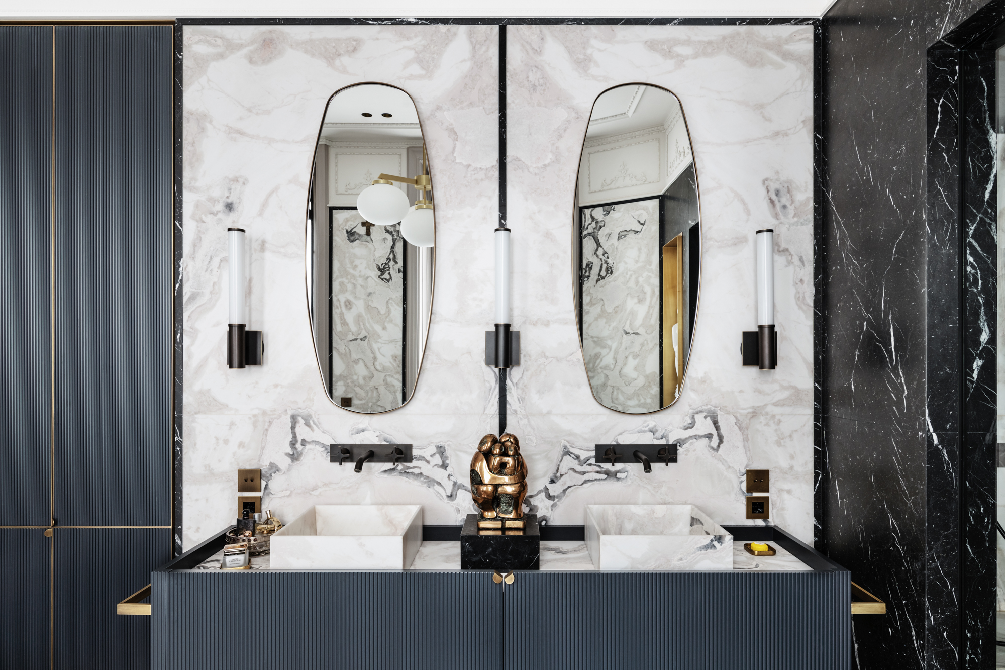 Double washbasin in Calacatta marble, modern bathroom