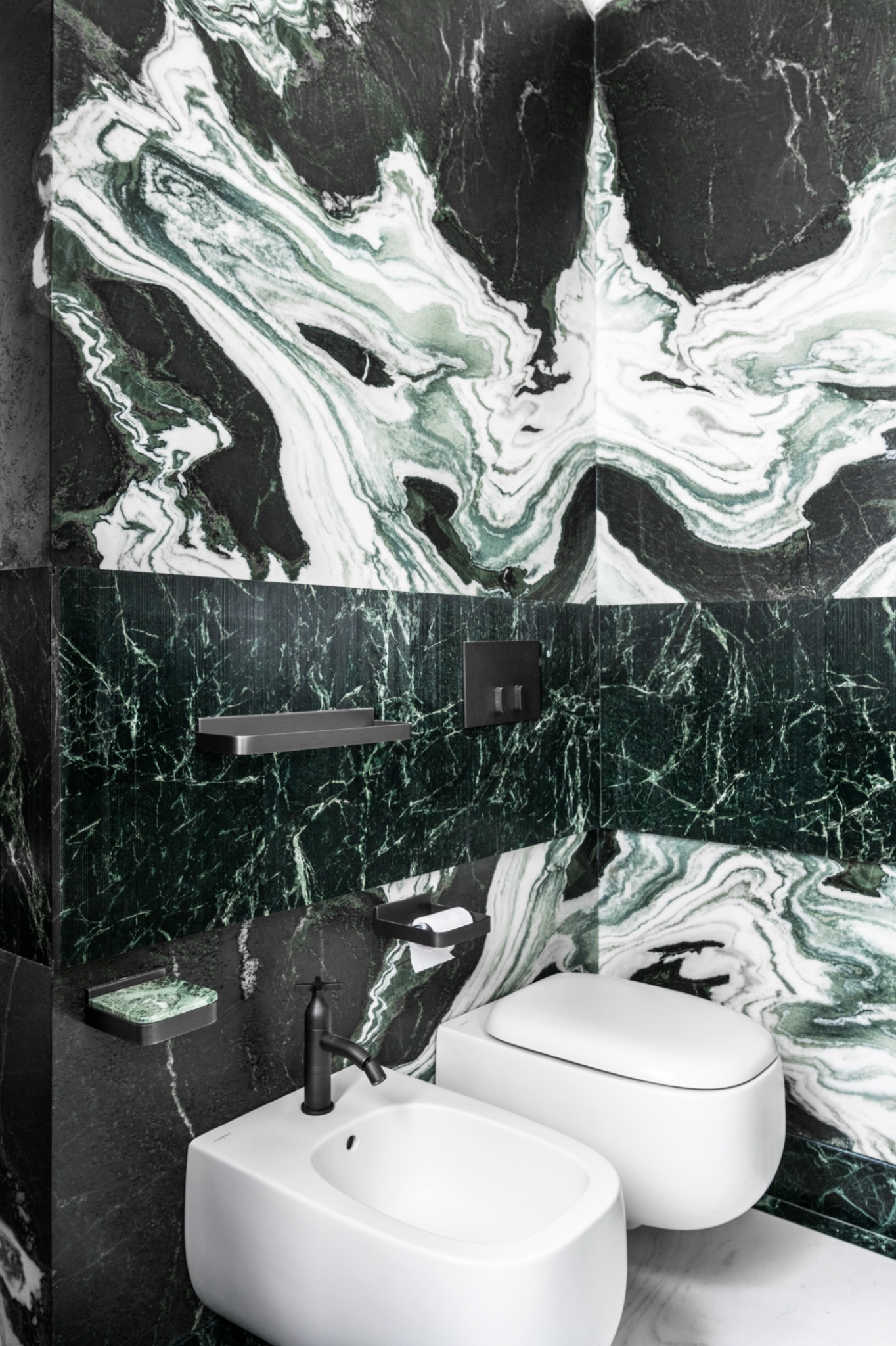 Bagno in marmo verde con doccia di lusso
