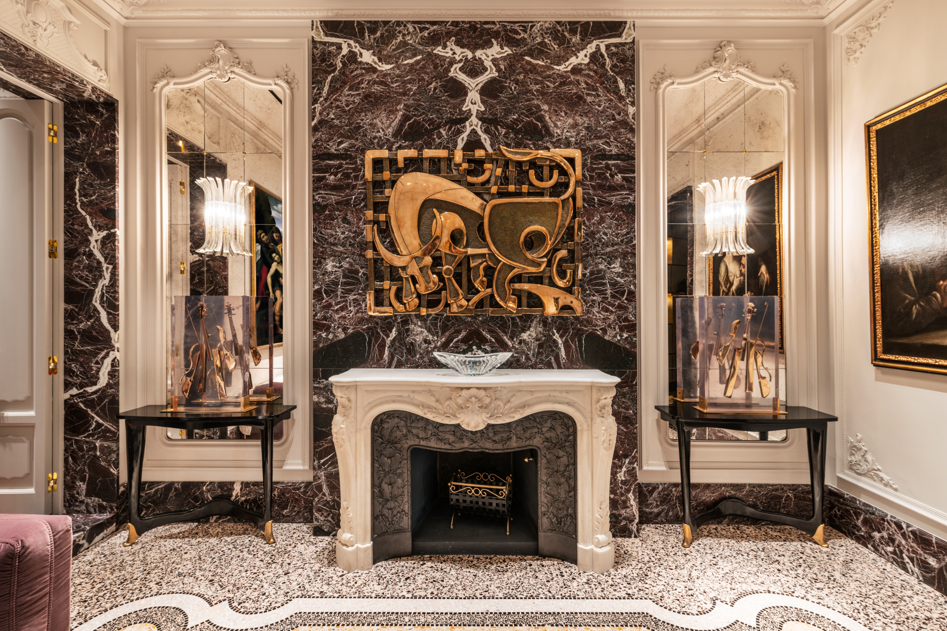 Wall in Rosso Levanto marble