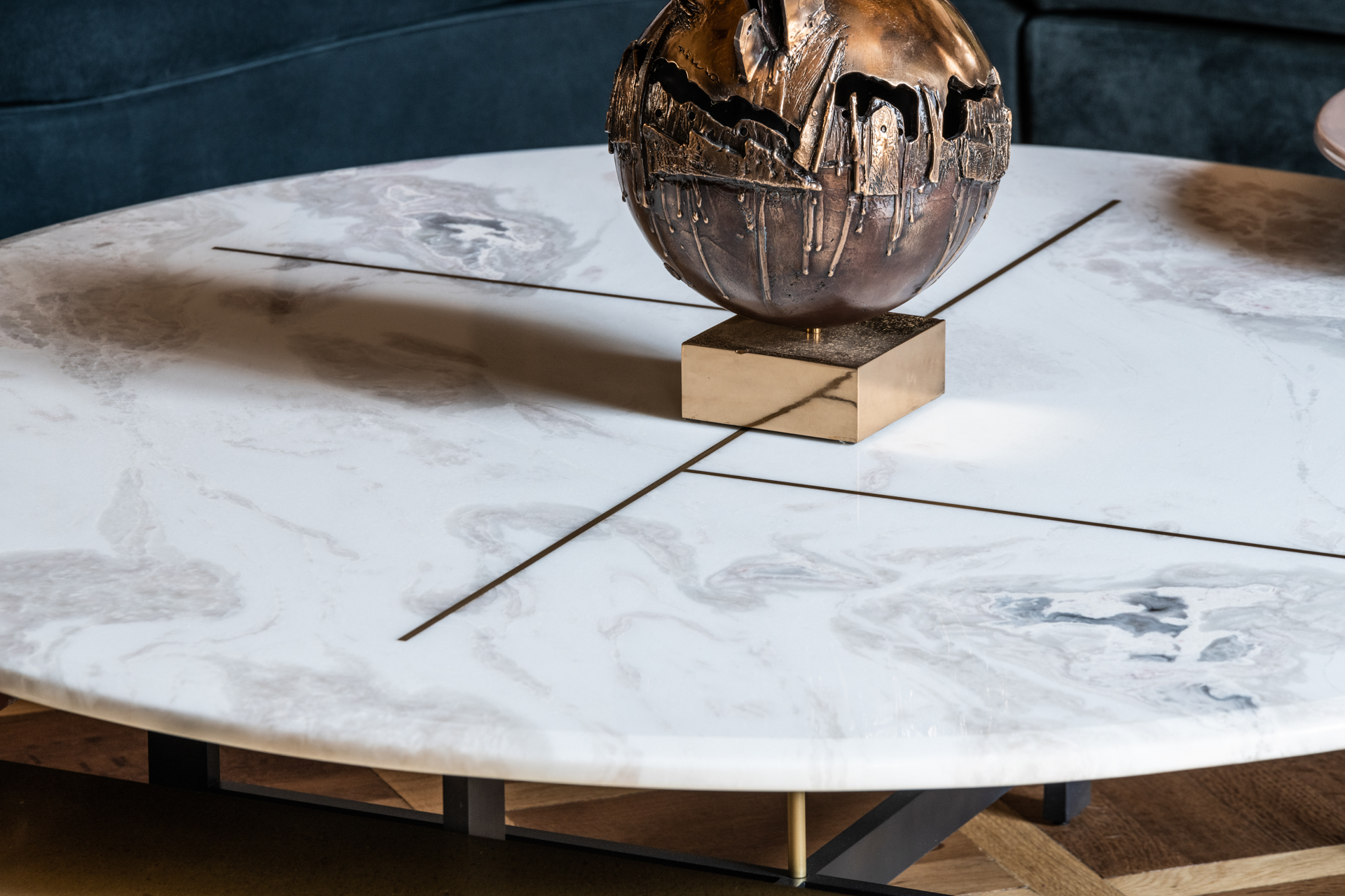 Tavolo rotondo in marmo bianco con inserti in ottone