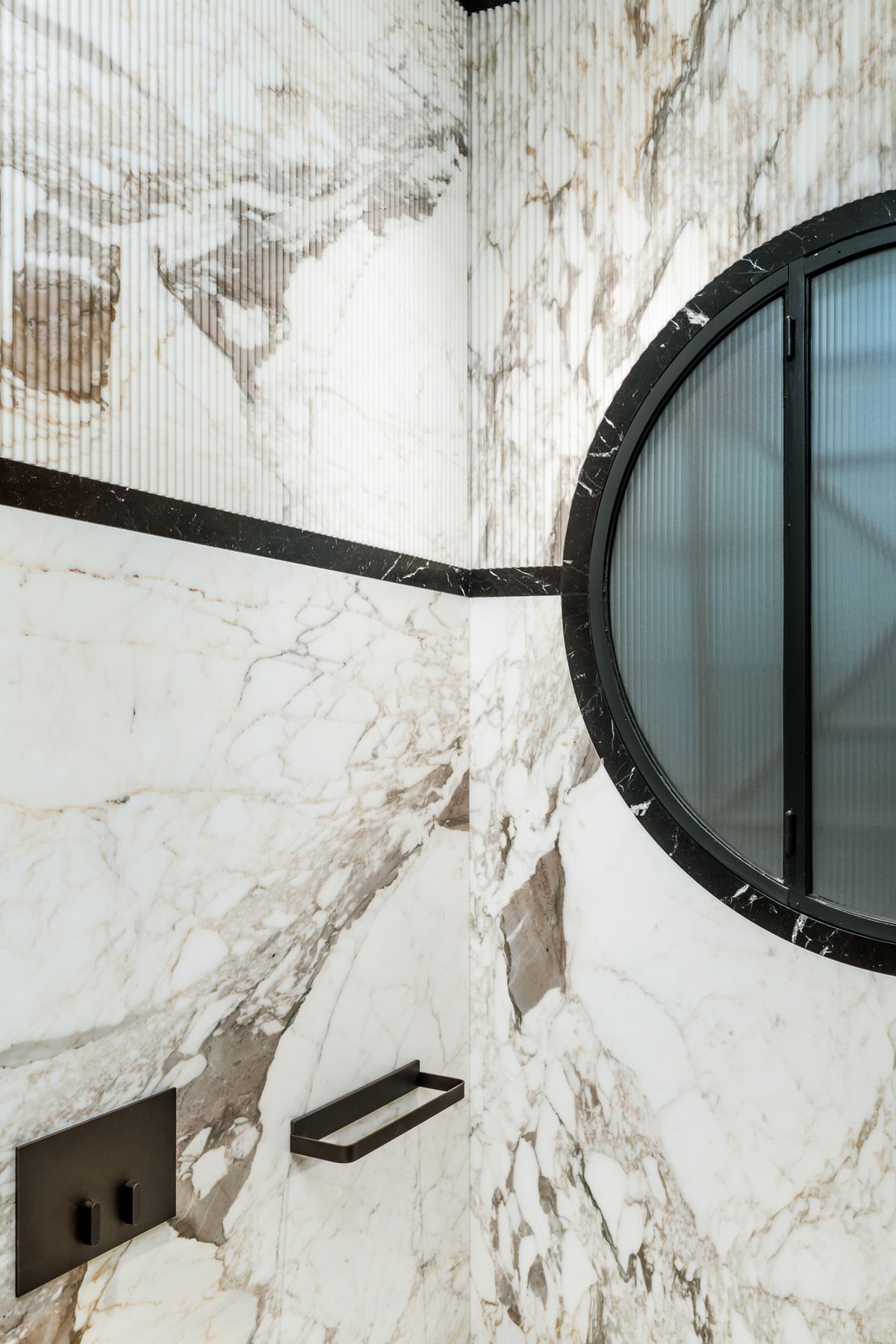 Parete bagno in Calacatta firmata Terzi Luxury Stone