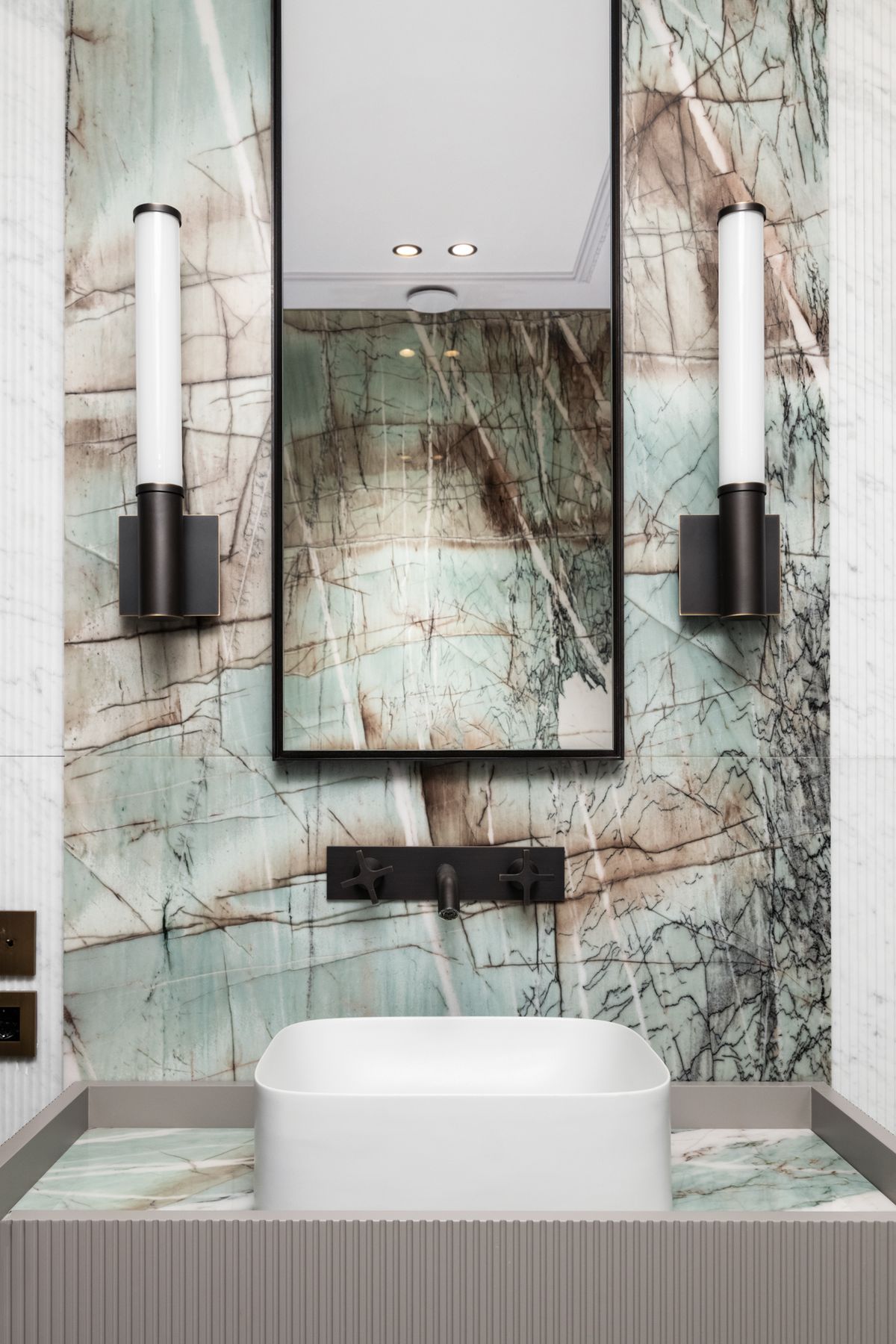 Bagno in pietra verde amazzonite con lavabo bianco