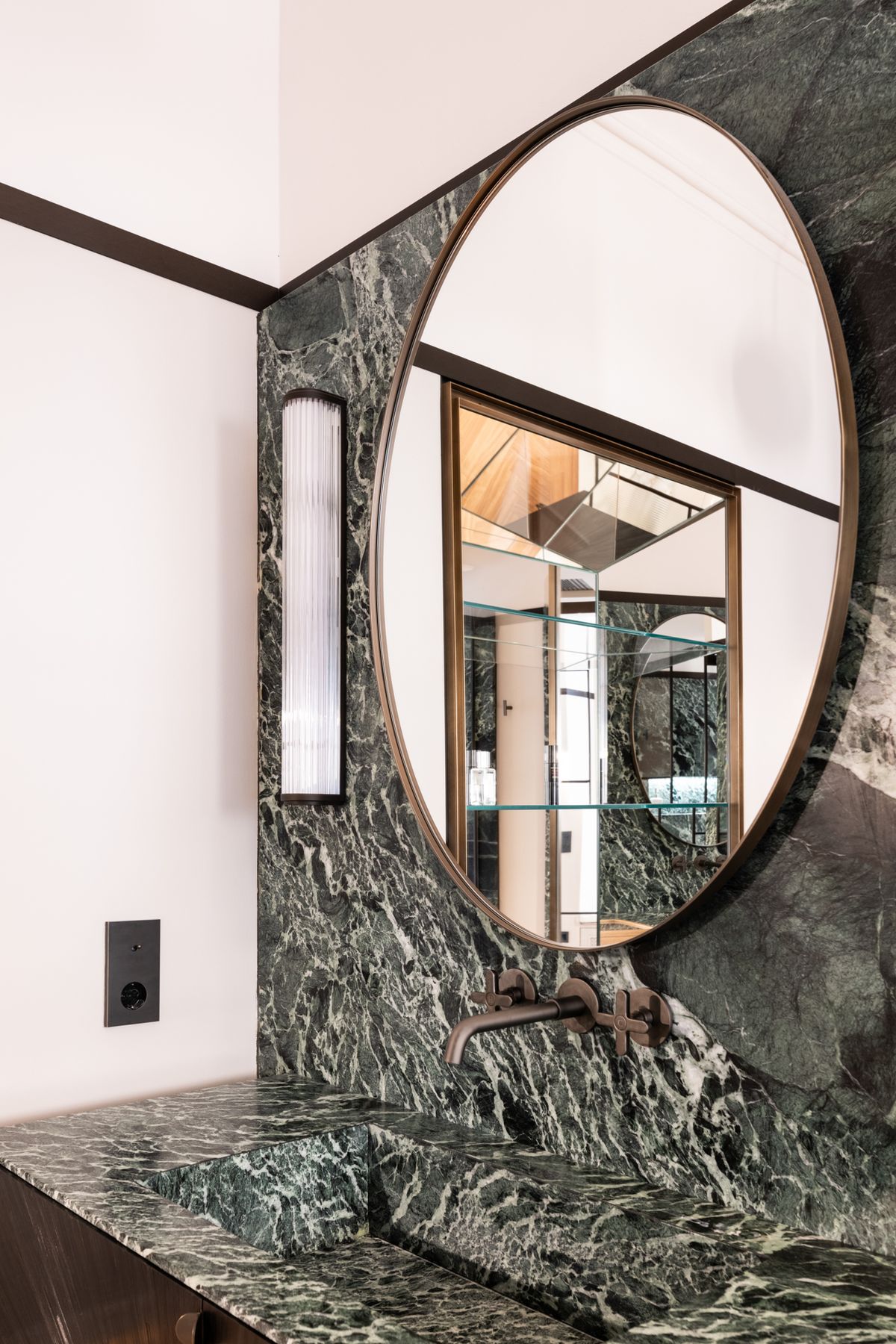 Bagno in marmo verde Guatemala opaco, design contemporaneo