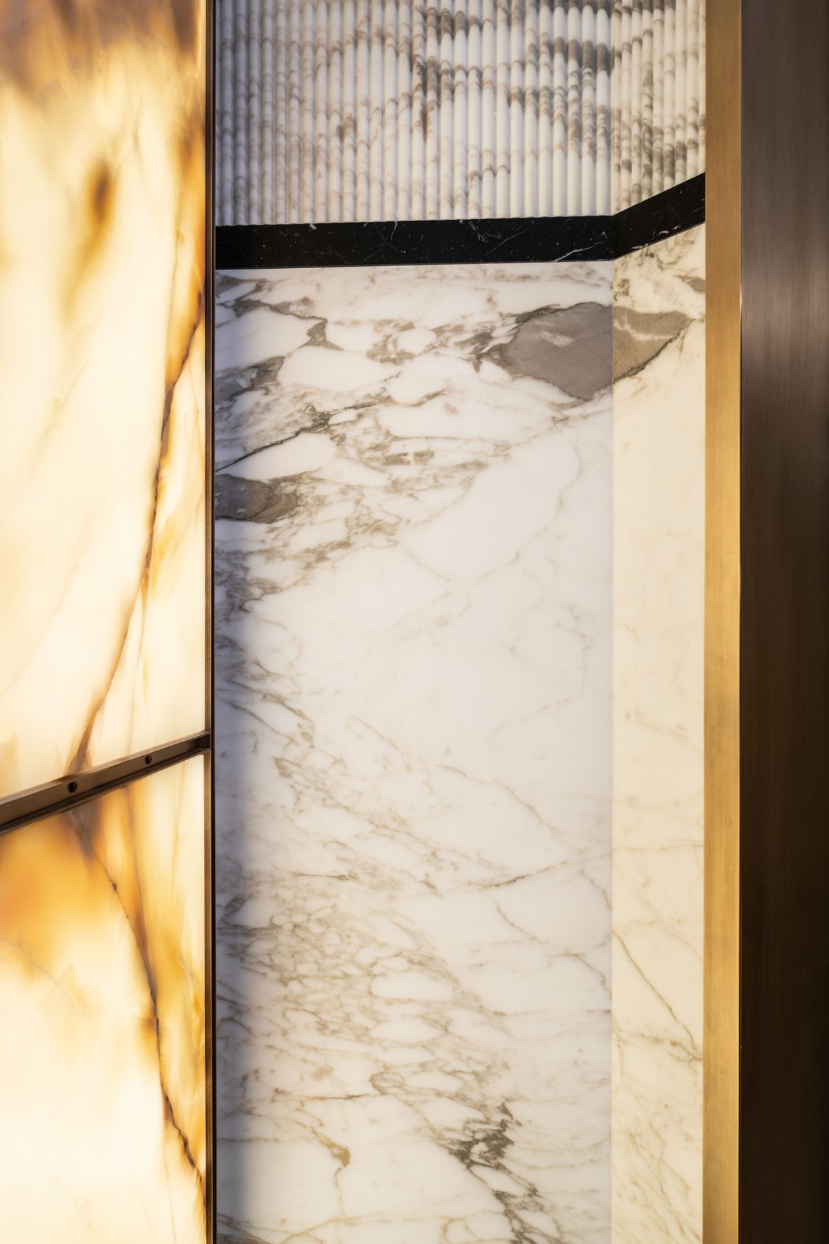 Bathroom with Calacatta marble cladding, elegant design