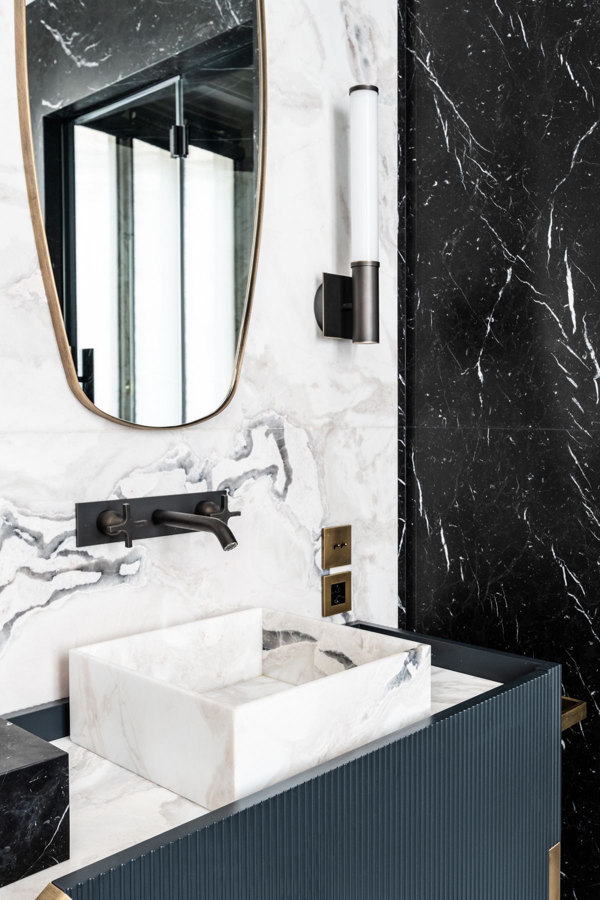 Lavabo in marmo Calacatta con mobile blu