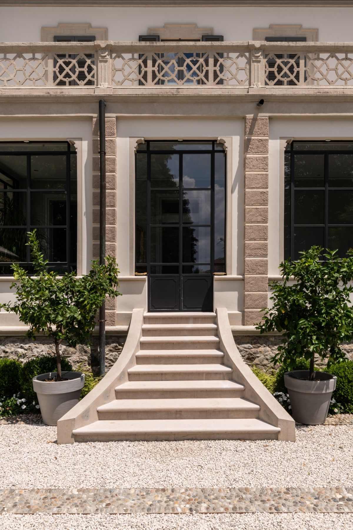 Scala esterna in pietra naturale beige